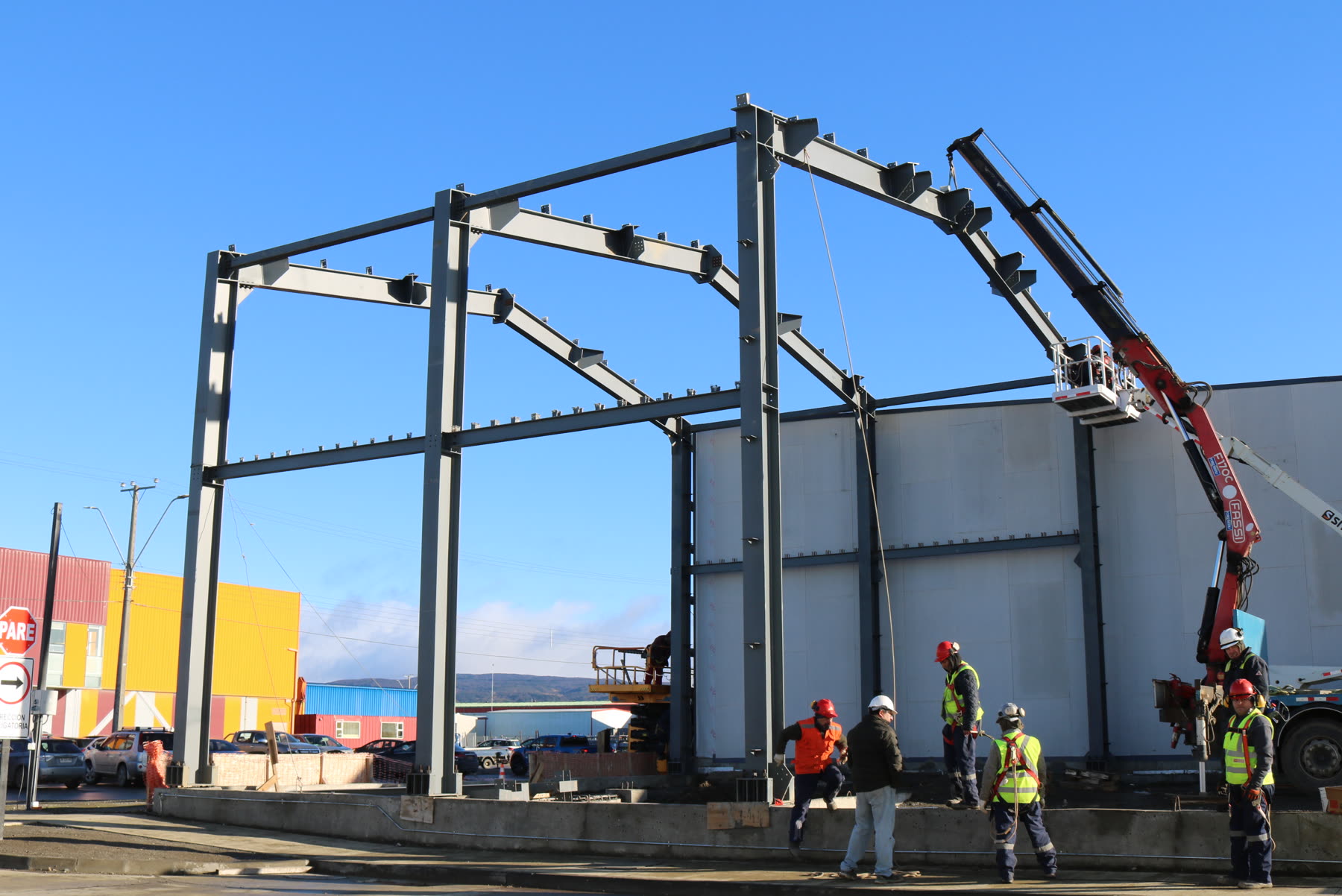 Montaje de estructura metálica en faena con grúa