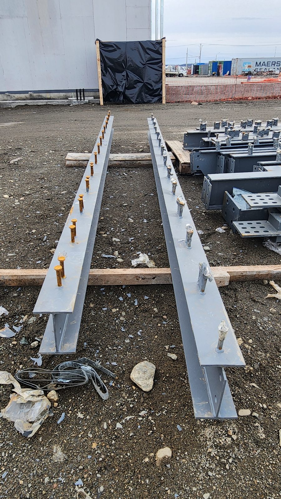 Galpón 70 × 14 m con plataforma y muro cortina — foto 8