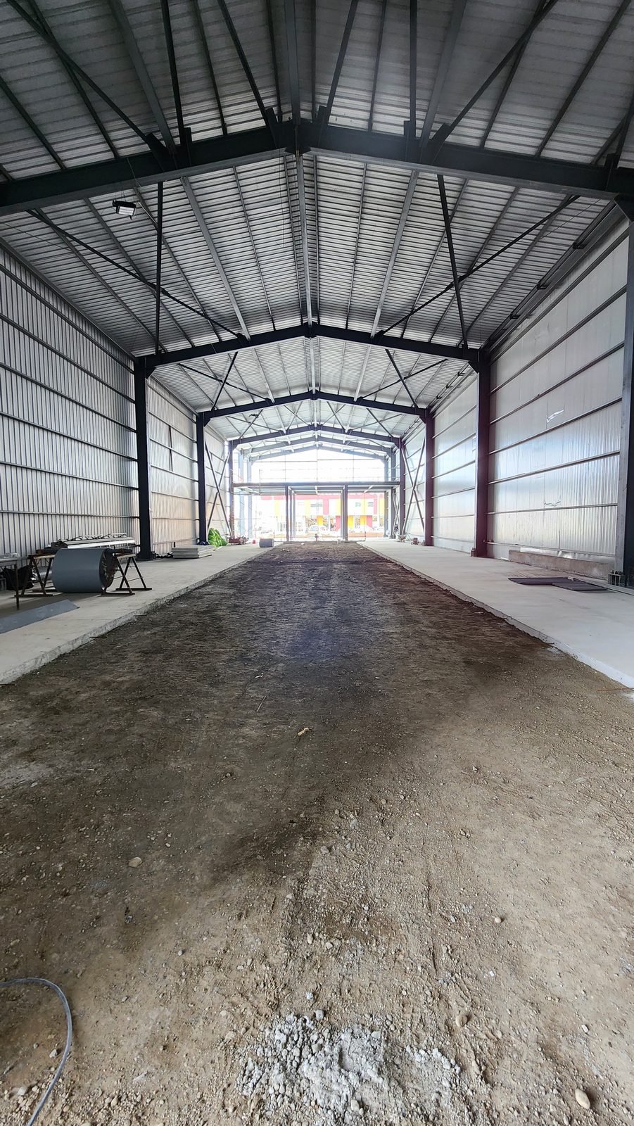 Galpón 70 × 14 m con plataforma y muro cortina — foto 18